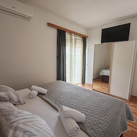Apartments And Pansion M&R Turanj Εξωτερικό φωτογραφία