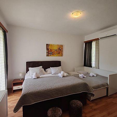 Apartments And Pansion M&R Turanj Εξωτερικό φωτογραφία