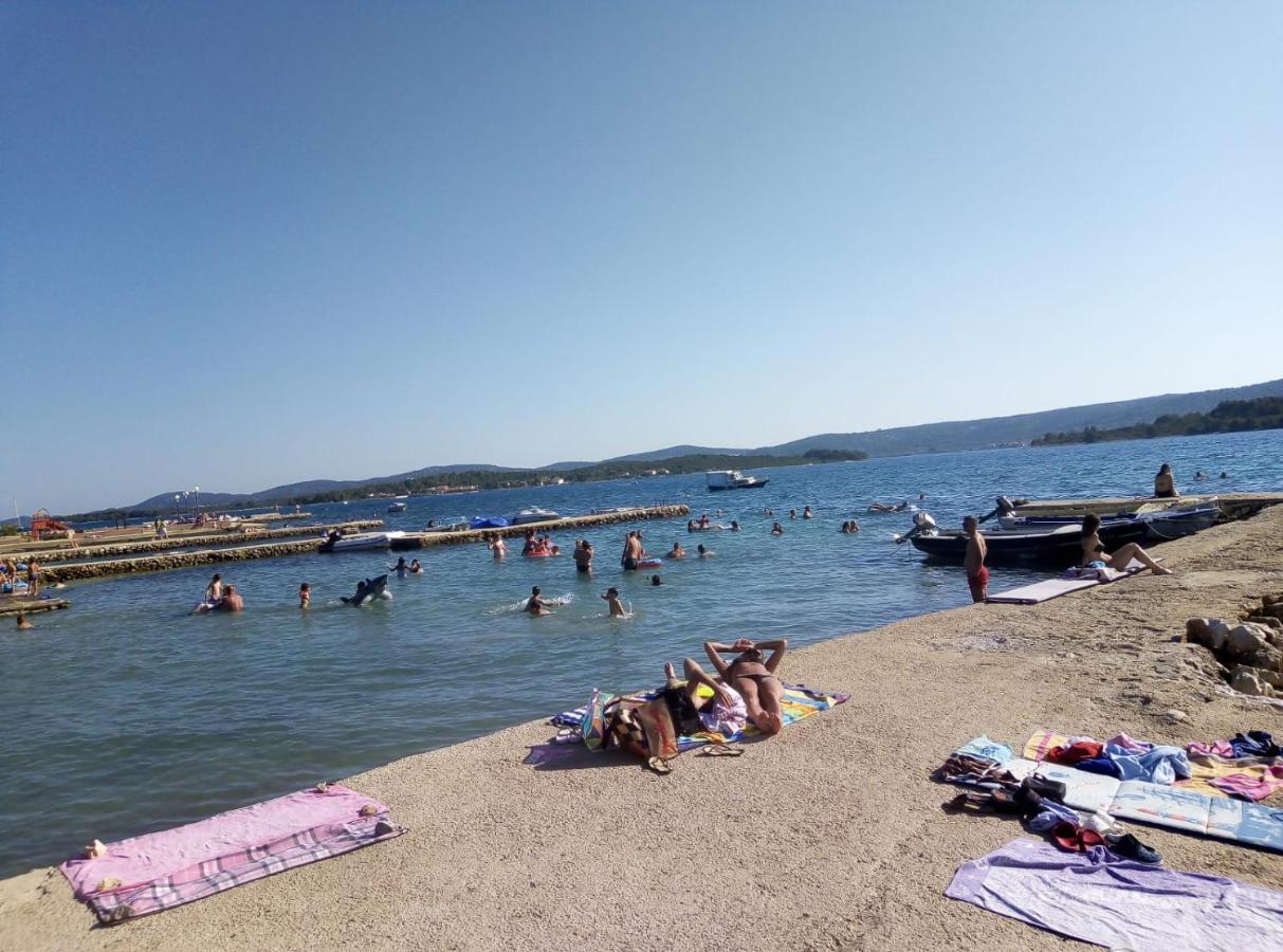 Apartments And Pansion M&R Turanj Εξωτερικό φωτογραφία
