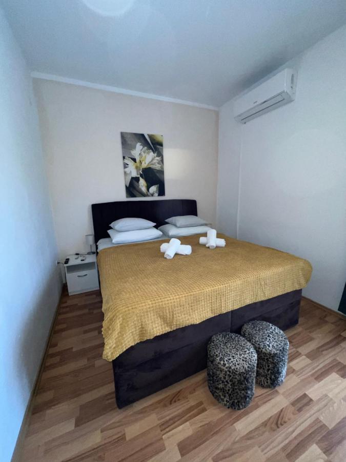 Apartments And Pansion M&R Turanj Εξωτερικό φωτογραφία