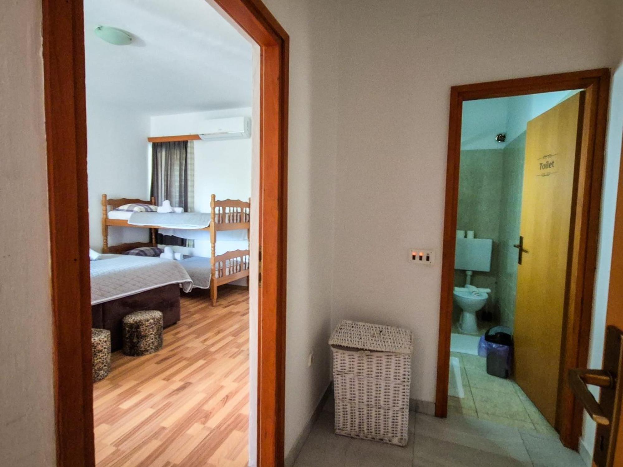 Apartments And Pansion M&R Turanj Εξωτερικό φωτογραφία