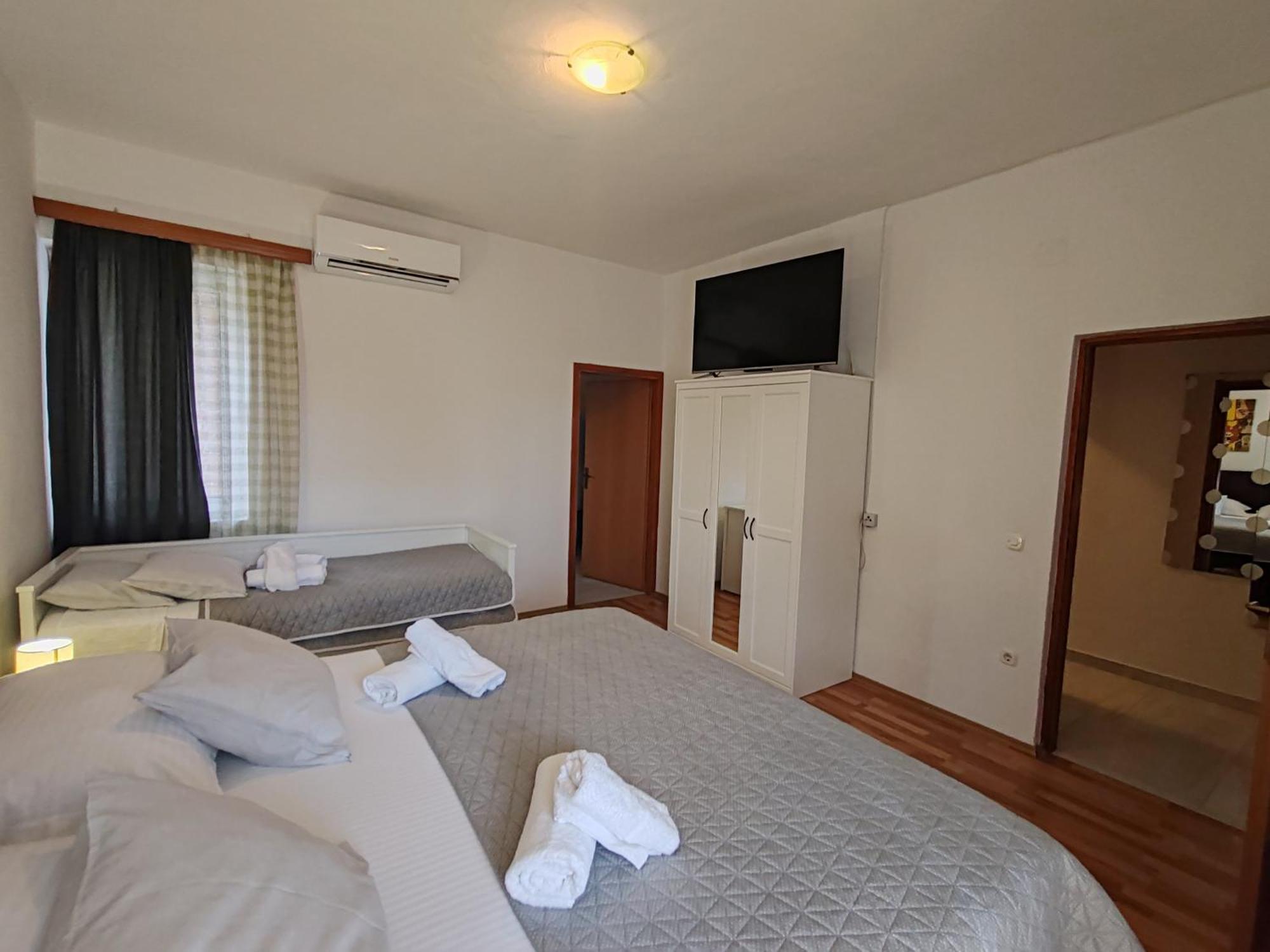 Apartments And Pansion M&R Turanj Εξωτερικό φωτογραφία