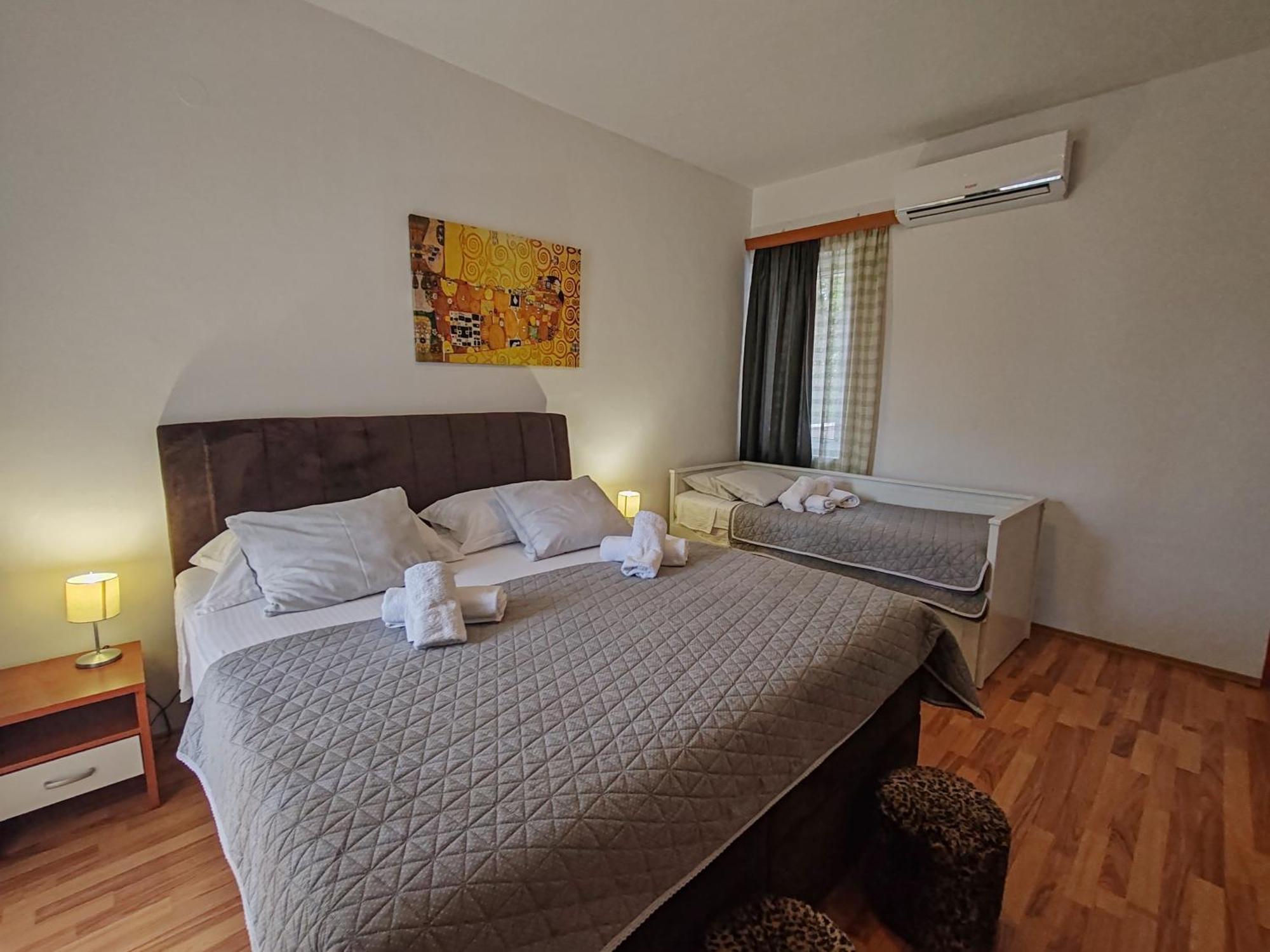 Apartments And Pansion M&R Turanj Εξωτερικό φωτογραφία