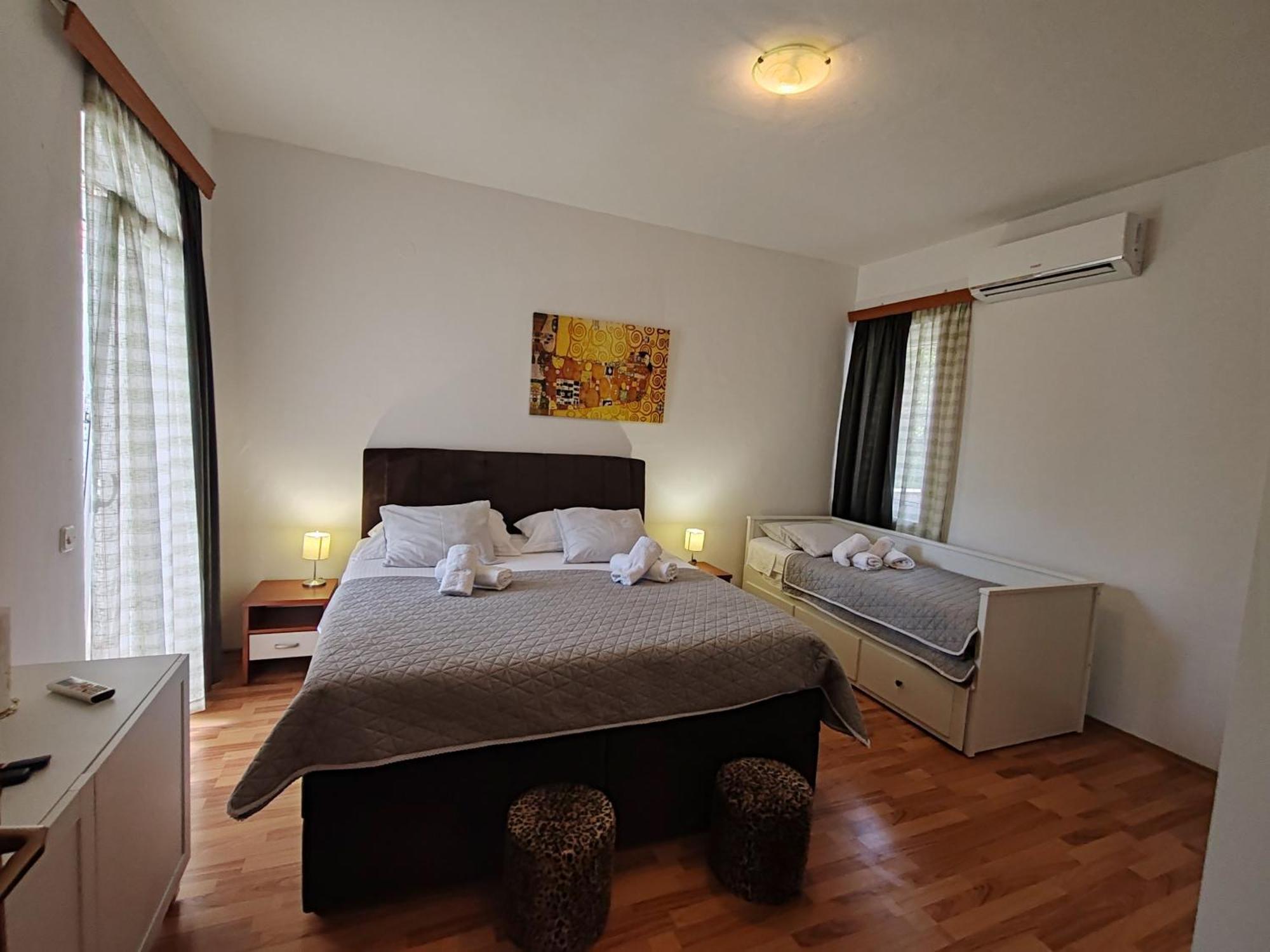 Apartments And Pansion M&R Turanj Εξωτερικό φωτογραφία